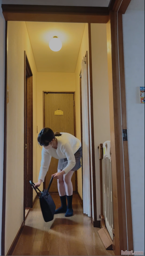 鞄に着ていた服を入れて鍵をかけ上半身裸で探し回りオナニーする