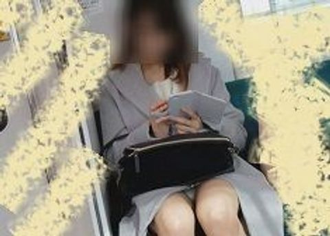 見晴らし良好　パンツ隠れてないしｗｗ　電車対面