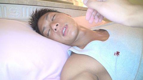 爽やかイケメンの健介が寝ているところを見計らい、性的悪戯を慣行！！