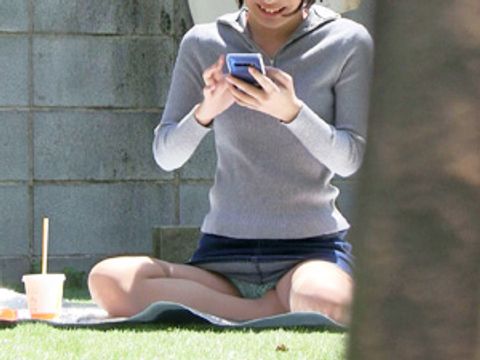 うっかり*　豪快にスケ気味なパンティを見せてしまう