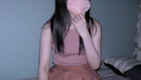 ライブチャットさしたら大勢の前じゃ脱げないと泣いたので代わりにハメ撮。チャットでしか見れない予定だった美オメコを世界中に晒す