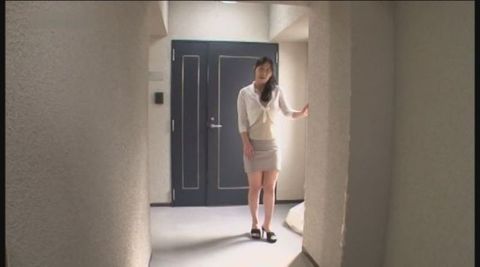 年上のお*さんが【パンチラ】で挑発誘惑するのは反則じゃないですが…初めてだけど我慢できません…　01