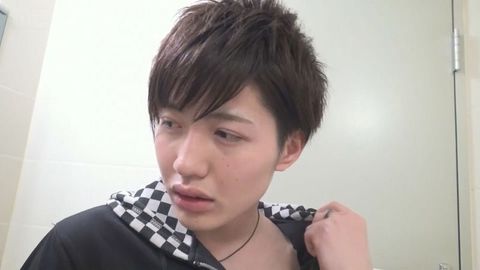 カメラの存在を忘れて、徐々に手の動きが早くなっていく可愛い系の司！