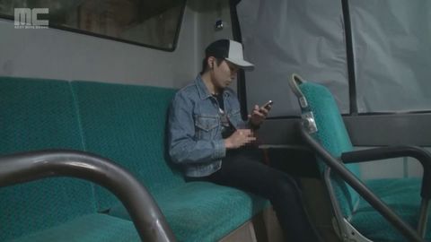 イケメン一樹がバスの後部座席でスマホ片手にオナニー！ゴーグルマンにバレてしまい、**フェラされる！