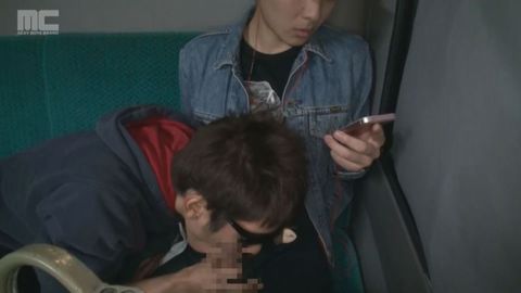 イケメン一樹がバスの後部座席でスマホ片手にオナニー！ゴーグルマンにバレてしまい、**フェラされる！