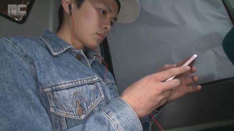 イケメン一樹がバスの後部座席でスマホ片手にオナニー！ゴーグルマンにバレてしまい、**フェラされる！