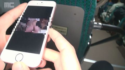イケメン一樹がバスの後部座席でスマホ片手にオナニー！ゴーグルマンにバレてしまい、**フェラされる！