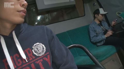 イケメン一樹がバスの後部座席でスマホ片手にオナニー！ゴーグルマンにバレてしまい、**フェラされる！