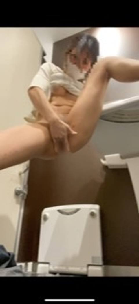 【人妻素人　仕事中のオナニー報告動画】取引先のオフィスビルのトイレで我慢できずにオナニー　下から撮影で陰部丸見え　スマホ撮影　寝取られ