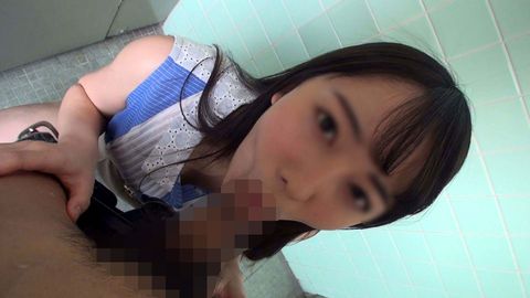 個撮）すごい美人です！ジュボジュボピストン！スケベな音を出しながら見つめてフェラチオ
