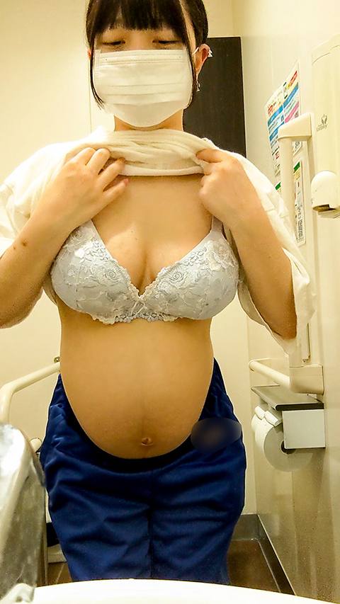 デカ黒乳首のかつてない妊婦がコンビニでオナニー１２