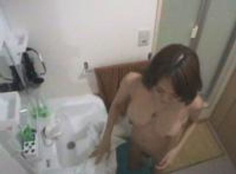 終電を逃した巨乳の女友達が俺の家に泊まりに来た・・・無防備で寝ていたので我慢ができなくなり・・・