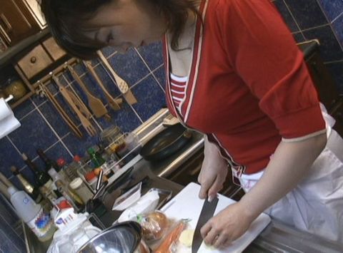 妄想人妻エプロン　食欲と性欲を満たしてくれるＥカップ巨乳妻　恵さん　３３歳　結婚５年目