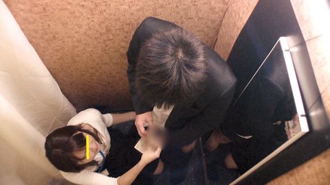 【センズリ】試着室でキレイな店員さんにおチ〇ポしごき手伝ってもらいました