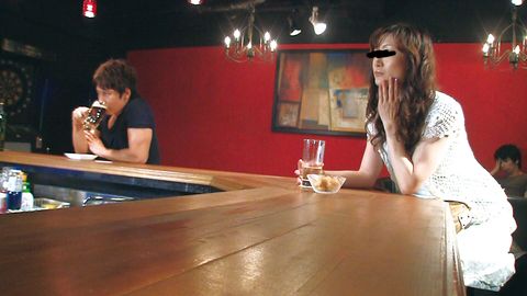 人妻が週末一人で飲んでたので声かけてハメました