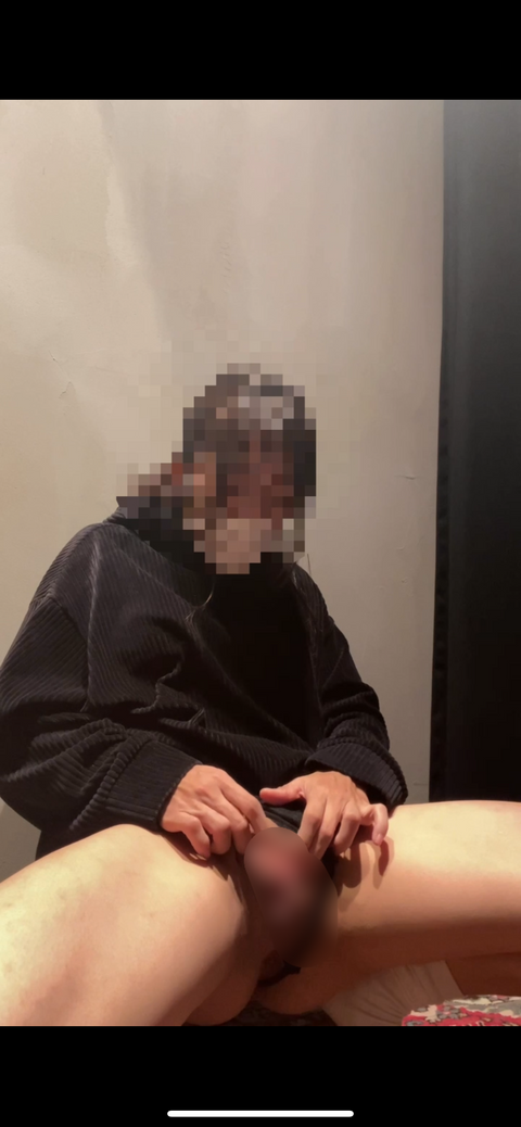【人妻素人】試着室オナニー　カーテンの外にはずっと店員さんがいてます