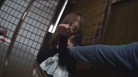 【無碼ｘ個人攝影】人妻愛奴3號　在居*屋跟老公喝*時硬把她叫過來！把老公灌醉後直接在玄關中出內射【附高畫質特典影片】