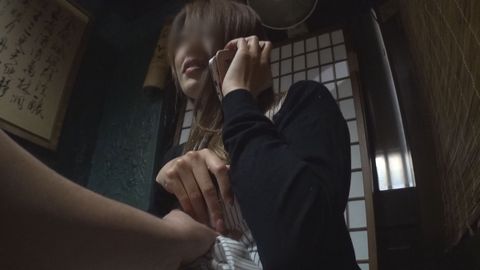 【無碼ｘ個人攝影】人妻愛奴3號　在居*屋跟老公喝*時硬把她叫過來！把老公灌醉後直接在玄關中出內射【附高畫質特典影片】