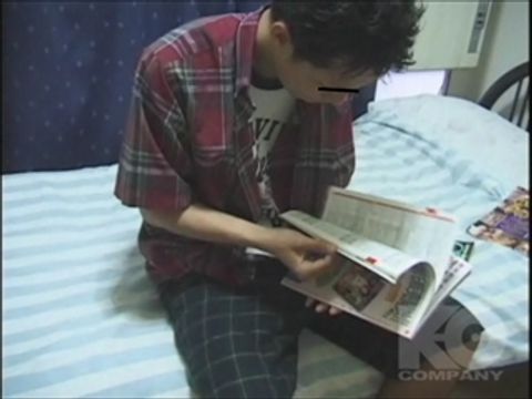 【STUDIO GIGOLO】 エロ本片手にミツオがオナニー！顔までザーメンぶっ放す!!