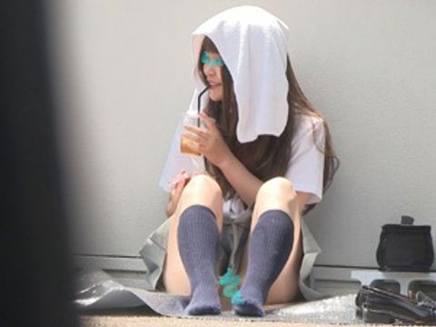 カワイイじぇー系　もろパンティ丸見え