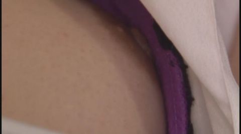 知ってか知らずか(美)(簿)乳をチラチラ乳首まで…ラッキー乳首に挑発されたらもちろんFULL勃起です　02