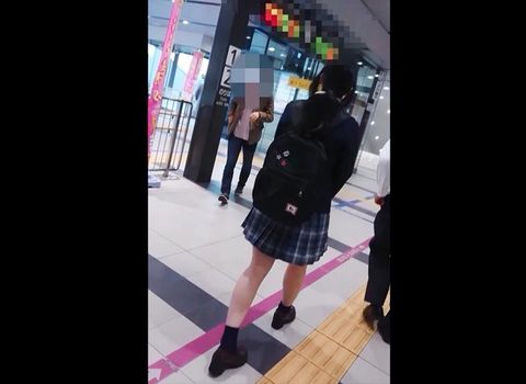 【臨場感***＃9・正統派制服●KをVCHYと二人で囲み】純粋無垢の美●女！中身は巨乳で真っ赤なパンティにパイパンだった！