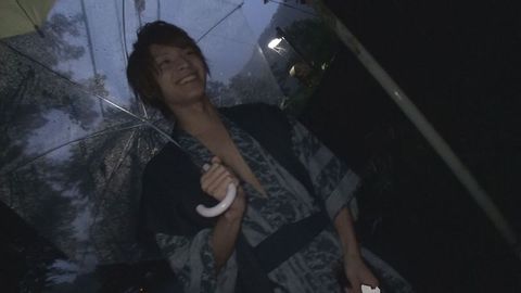 ノーパン浴衣に着替えてさっそく野外露出でザーメンごっくん！