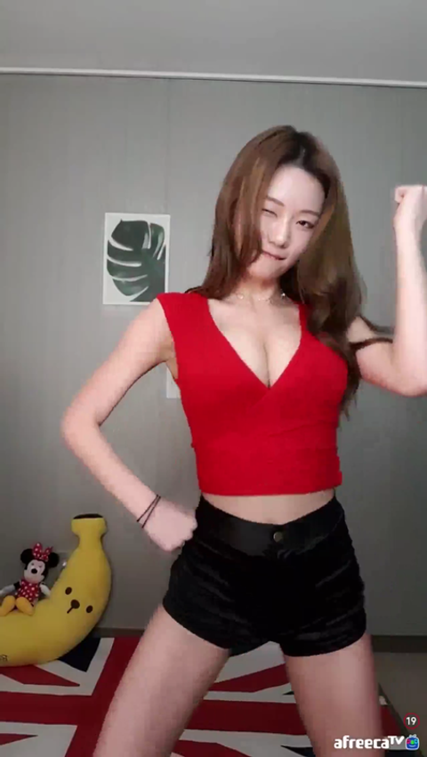 セクシーコリアン！胸元がぱっくり開いた谷間がばっちりの衣装！巨乳を揺らしながらのダンスです！