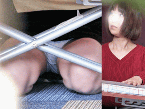 これもお仕事の一環？就業中のパンチラで男を癒してくれるアルバイトさん
