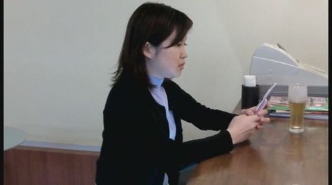 おしゃれカフェにまさかの****！股間からパンティー丸見え気付いていない！　04