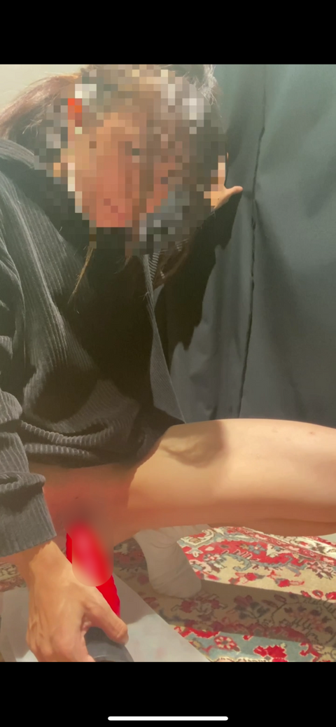 【人妻素人】試着室オナニー　カーテンの外にはずっと店員さんがいてます