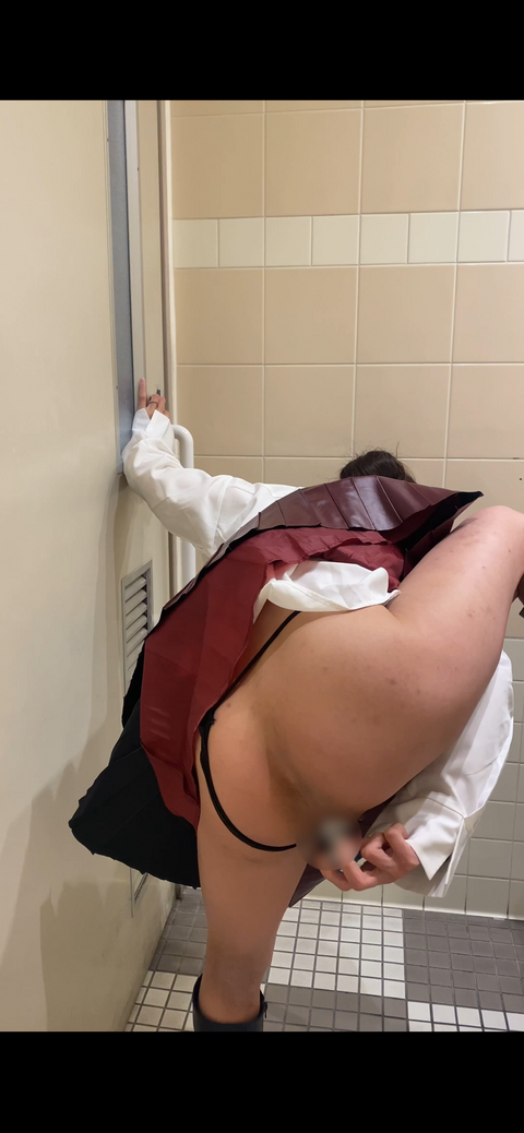 【人妻素人　共用トイレでアナルオナニー】アナルプラグ挿入のままミニスカで旦那とお買い物　ご主人様へご報告の動画撮影　スマホ撮影