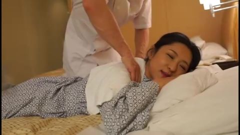 【ブリット】熟年マッサージ師に際どいところを集中刺激される美熟女 #010 EQ-216-02