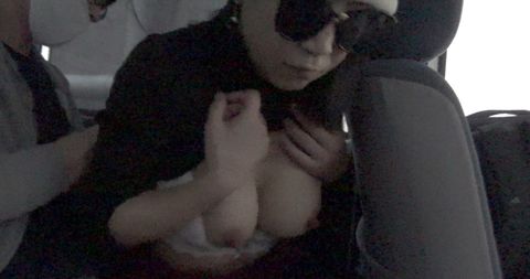 【接写】美巨乳揉みながら即尺！第２弾☆車内フェラ大量口内発射☆元ミス〇〇候補のＦカップ美容部員真希さん※レビュー特典付き