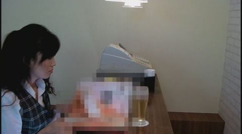 昼休憩中のOLお*さんのリラックスタイムは少しづつ股が開きパンツが見える…よく撮った！　06