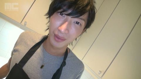 【妄想カレシ 綿貫瞬】裸でエプロン!? 料理姿も超セクシー