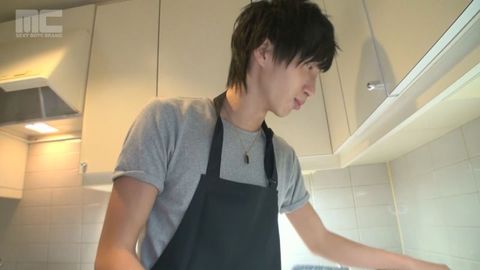 【妄想カレシ 綿貫瞬】裸でエプロン!? 料理姿も超セクシー