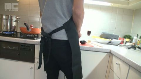 【妄想カレシ 綿貫瞬】裸でエプロン!? 料理姿も超セクシー