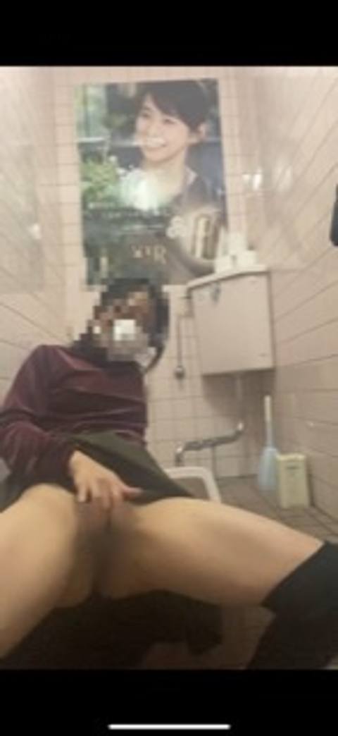 【淫乱人妻素人　露出コーデで変態オナニー】ミニスカートに後ろからお尻丸見えの状態で昼間にお昼お散歩　寝取られ　個人撮影　無修正