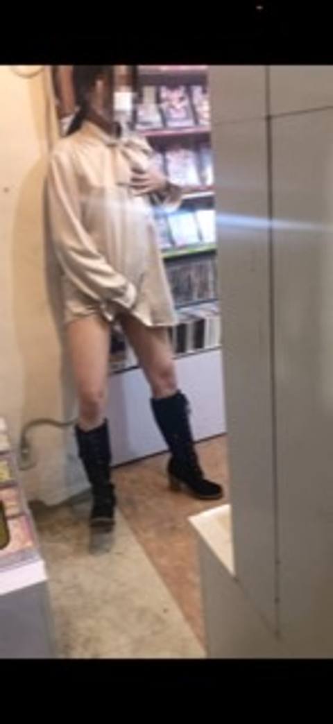 【アダルトビデオ店内露出　視姦オナニー】見られながら指オナニー　放置プレイ　アナル　個人撮影　スマホ　くぱぁ　