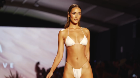 Ｔバックビキニ多数！海外の水着モデルショー！