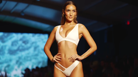Ｔバックビキニ多数！海外の水着モデルショー！
