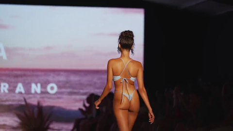 Ｔバックビキニ多数！海外の水着モデルショー！