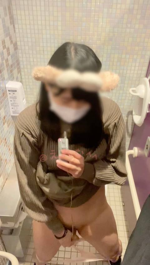 〈自撮り〉@3**@　友達と4人でのディ〇ニーシー！オナニーしたくなって一人でトイレに行って持参した電動ディルドで、たくさんの人がトイレにいて雑音や話し声が凄い中でオナニーしちゃいました、、