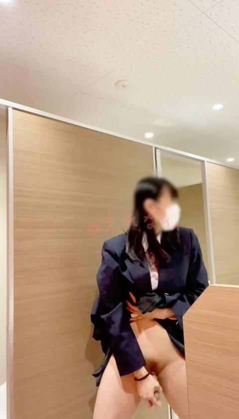 〈**自撮り〉@3**@　スーパーのトイレで人が来ないのをいいことにトイレを出てトイレの外でディルドオナニー、、途中人が来て慌ててトイレに入ってまた続きのオナニーをしちゃいました、、