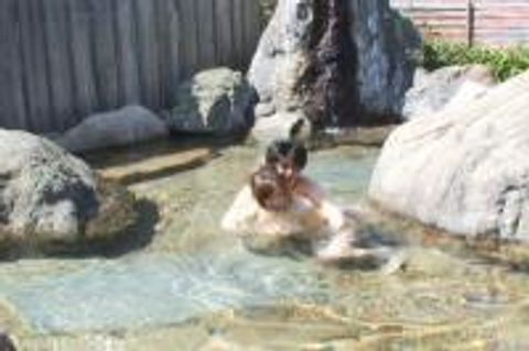本物**　人妻たちの浮気現場　温泉旅行の旅先で旦那に内緒でこっそり抜け出し知らない男に抱かれる奥様たち…　素人妻３名