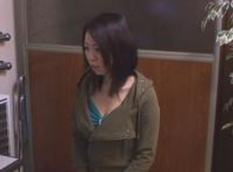 問題映像流しゅつ！！　某製やく会社の高額バイトでペニスを挿入された素人たち　完全****された女・４名