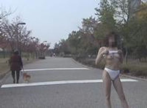 完全素人どＭ女たちの過激な野外露出！！その*　素人さん３名