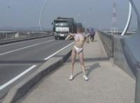完全素人どＭ女たちの過激な野外露出！！その*　素人さん３名