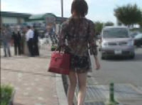 欲求不満の本物素人妻が至る所で露出をし非日常の快感に乱れまくる実録ゲリラドキュメント！！　その②